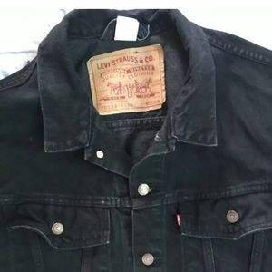 ⭐️ Levi’s Medium Trucker Black Denim Jean Jacket